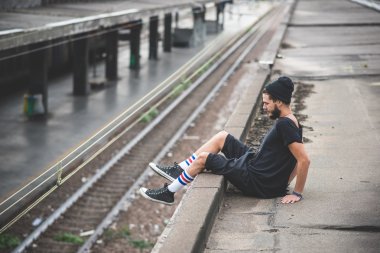 Yakışıklı sakallı hippi adam