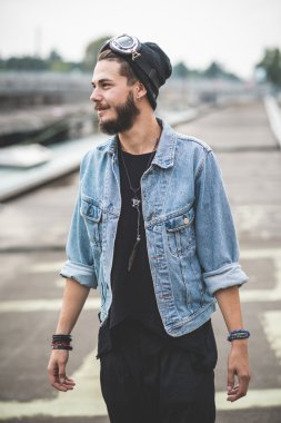 Yakışıklı sakallı hippi adam