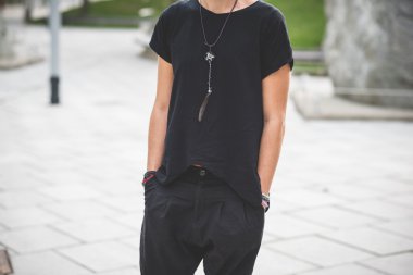 Yakışıklı sakallı hippi adam