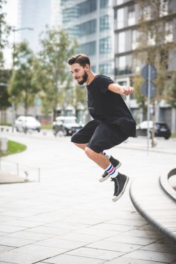 Yakışıklı sakallı hippi adam