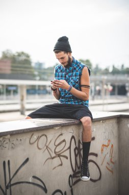 Yakışıklı sakallı hippi adam