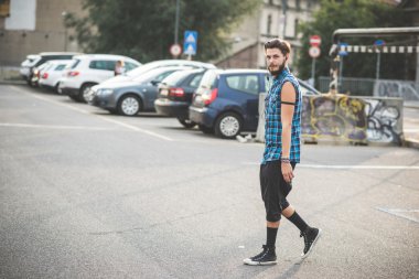 Yakışıklı sakallı hippi adam