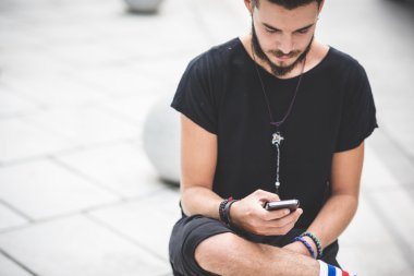 Yakışıklı sakallı hippi adam