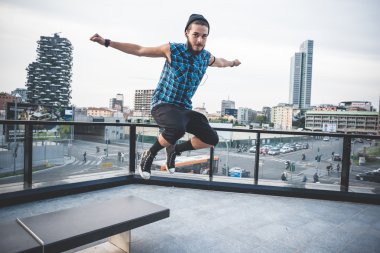 Yakışıklı sakallı hippi adam