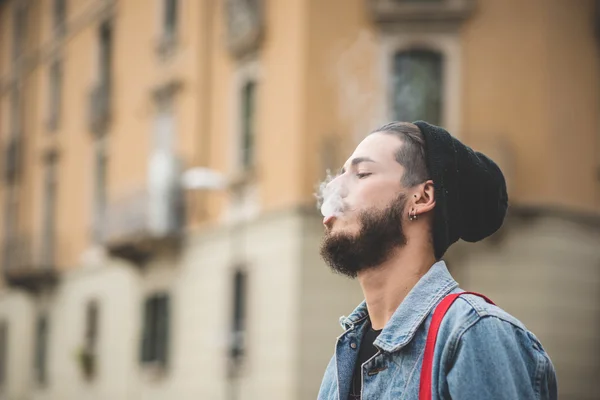 Schöner bärtiger Hipster-Mann — Stockfoto