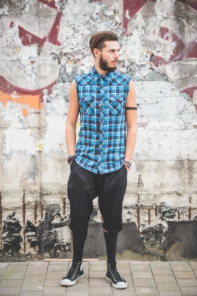 Bello uomo hipster barbuto — Foto Stock