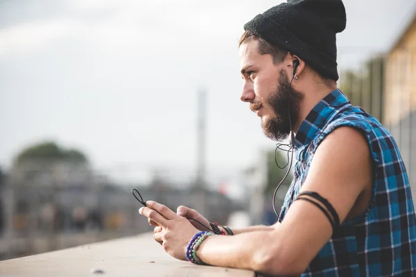 Bello uomo hipster barbuto — Foto Stock