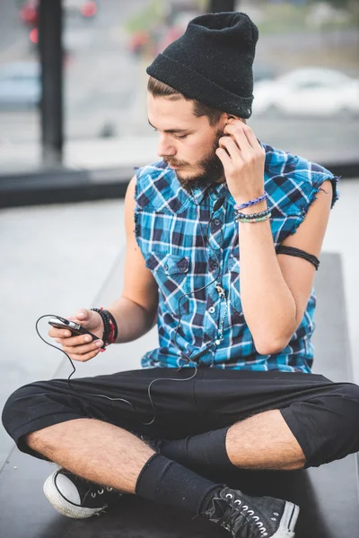 Bello uomo hipster barbuto — Foto Stock