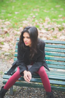 Park'ta güzel Hintli kadın