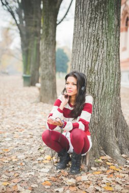 Hintli kadın müzik dinleme