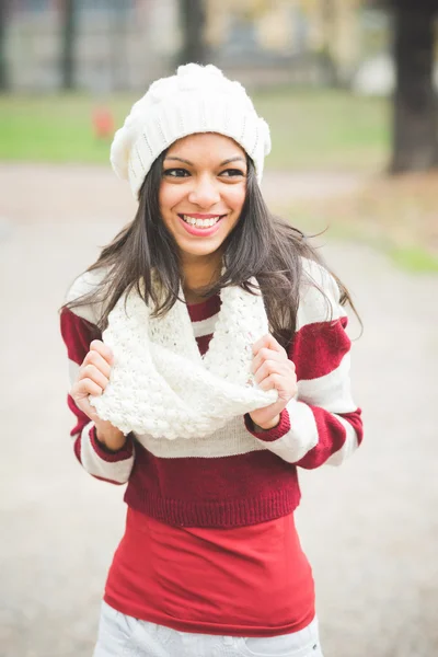 Belle femme indienne au parc — Photo