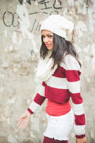 Beautiful  indian woman at park — Stock Photo, Image