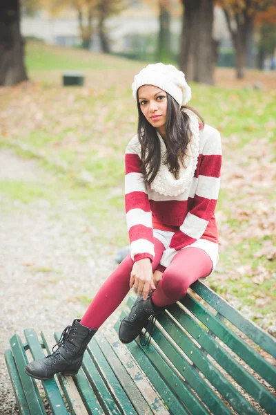 Mooie Indiase vrouw in park — Stockfoto