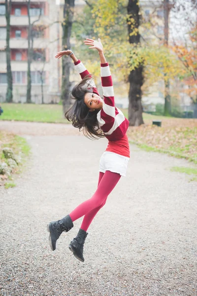 Schöne indische Frau im Park — Stockfoto