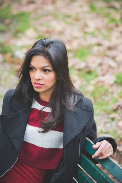 Mooie Indiase vrouw in park — Stockfoto