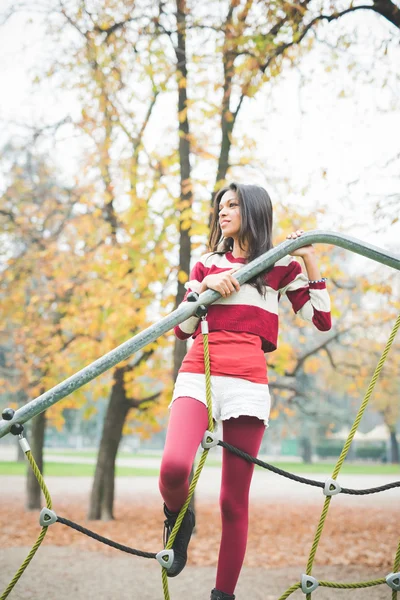 Belle femme indienne au parc — Photo