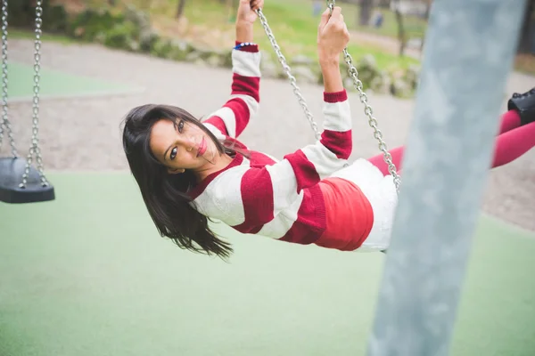 Gyönyörű indiai asszony a parkban — Stock Fotó