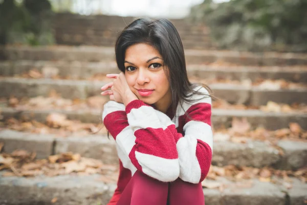 Mooie Indiase vrouw in park — Stockfoto