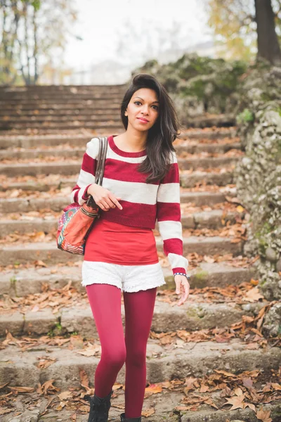 Mooie Indiase vrouw in park — Stockfoto