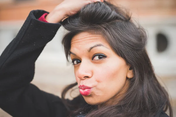 Schöne indische Frau im Park — Stockfoto