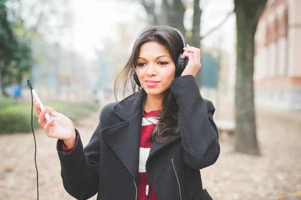 Indianerkvinne lytter til musikk – stockfoto