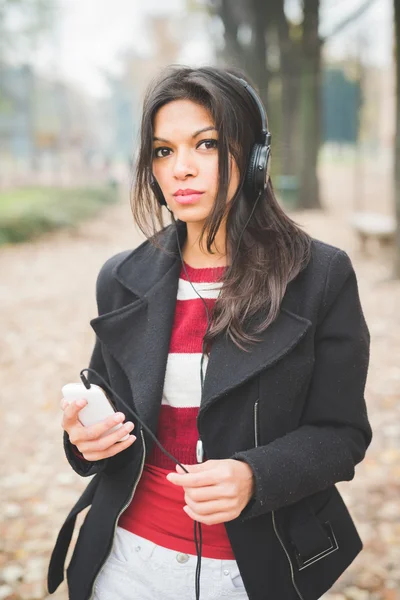 Femme indienne écouter de la musique — Photo