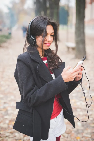 Femme indienne écouter de la musique — Photo