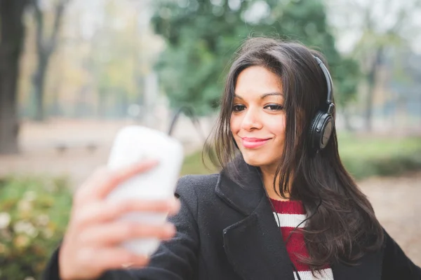 Hintli kadın müzik dinleme