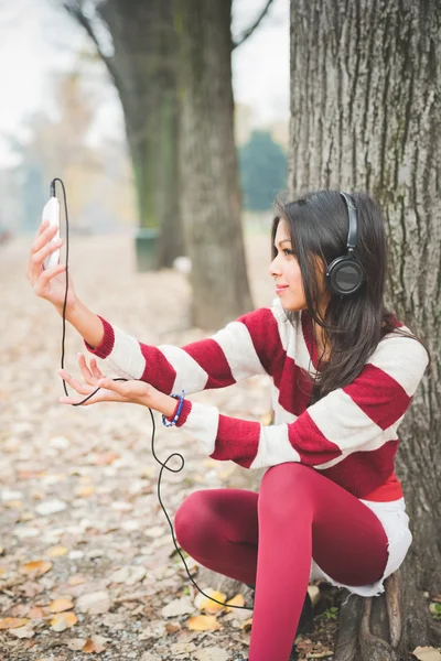 Индийская женщина слушает музыку — стоковое фото