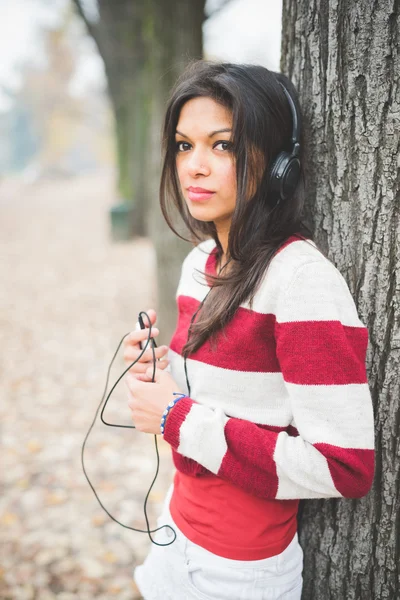 Mujer india escuchando música — Foto de Stock