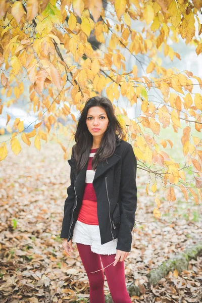 Mooie Indiase vrouw in park — Stockfoto