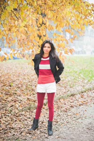 Mooie Indiase vrouw in park — Stockfoto