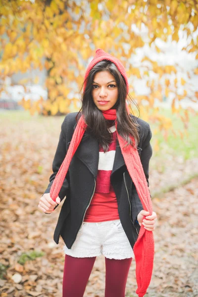 Beautiful  indian woman at park — Stock Photo, Image