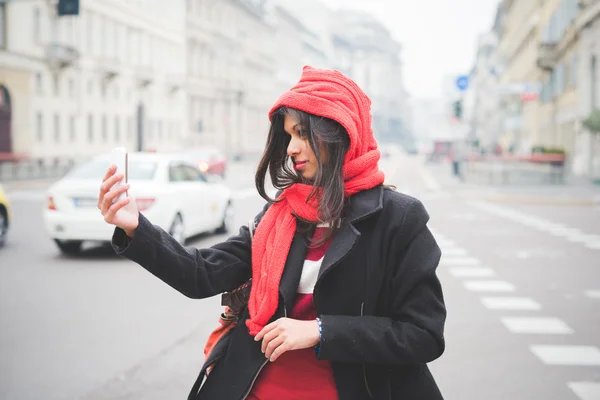 Mooie Indiase vrouw in stad — Stockfoto