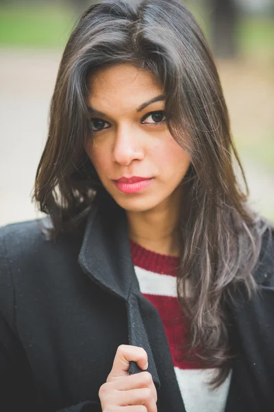 Mooie Indiase vrouw in park — Stockfoto