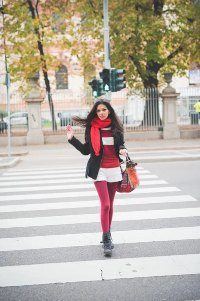 Mujer india joven en la ciudad — Foto de Stock