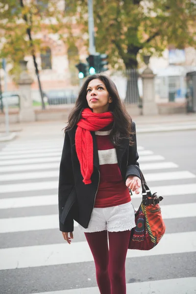 Junge indische Frau in der Stadt — Stockfoto