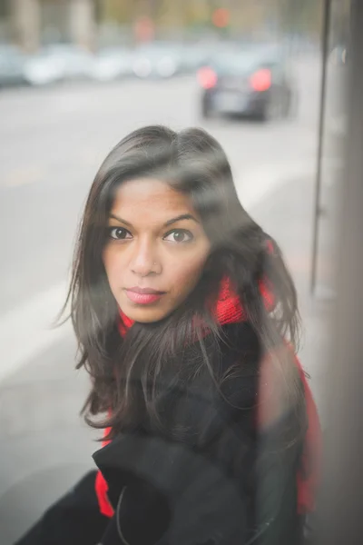 Junge indische Frau in der Stadt — Stockfoto