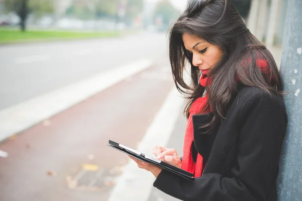 Jovem mulher indiana usando tablet — Fotografia de Stock