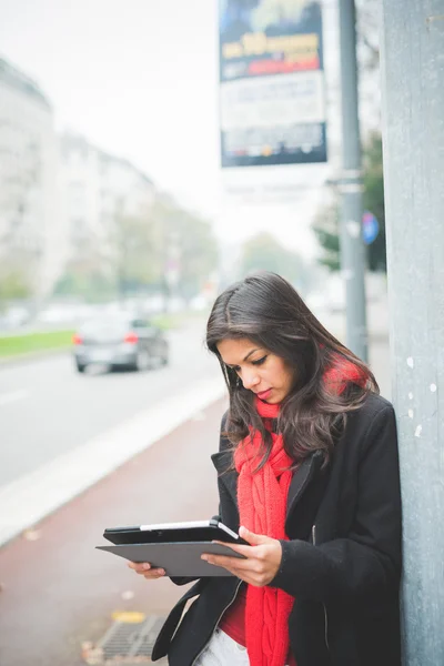 Jeune femme indienne utilisant la tablette — Photo