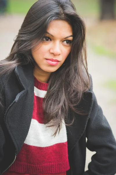 Mooie Indiase vrouw in park — Stockfoto