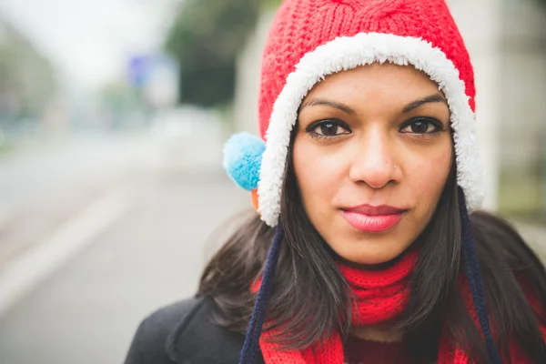 Junge indische Frau in der Stadt — Stockfoto