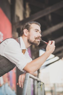 Yakışıklı, bıyıklı hippi.