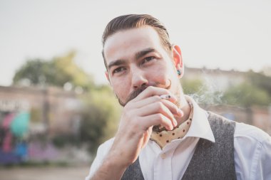 Yakışıklı, bıyıklı hippi.