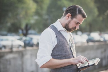Yakışıklı, bıyıklı hippi.