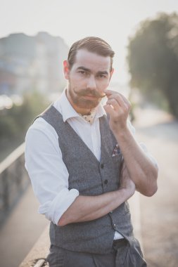 Yakışıklı, bıyıklı hippi.