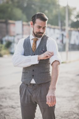 Yakışıklı, bıyıklı hippi.