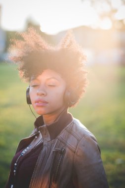 o ile müzik dinleme güzel siyah kıvırcık saçlı Afrika kadın