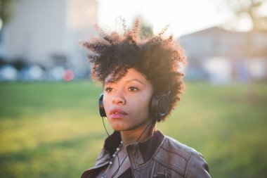 o ile müzik dinleme güzel siyah kıvırcık saçlı Afrika kadın