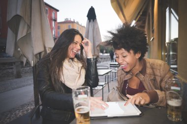 iki çok ırklı güzel genç kadın siyah ve beyaz kullanma 